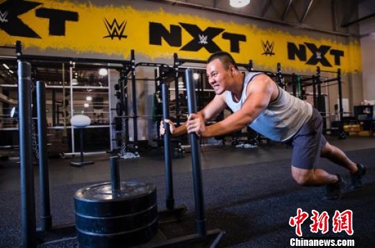 王彬登陆美国WWE摔跤狂热大赛成中国第一人