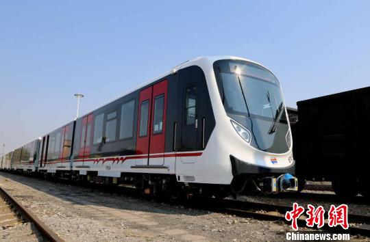 图为中国中车集团唐山公司为土耳其伊兹密尔量身定制的地铁出口运输中。 吴可超 摄