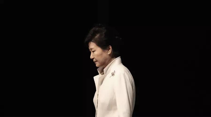 就在今天凌晨,朴槿惠被批捕并押往拘留所