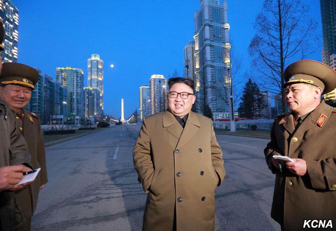金正恩视察黎明大街工地　　