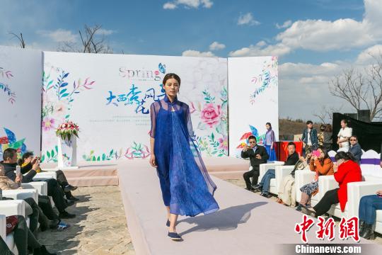 当天的杏花风车节启动仪式上,还上演了一场浓浓中国风的T台秀。 宋鹏飞 摄