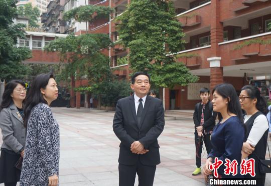 广东中旅移民签证顾问有限公司发起“外交官进校园”系列活动,瓦信?兰巴替盛(中)近日应邀到访广州第十六中学。 程呈 摄