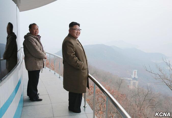 金正恩观看新研发的朝鲜式大功率发动机地上点火试验　　