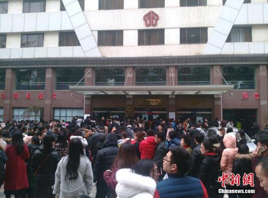 资料图:来自河南全省的上千名求职者应聘河南自贸区郑州片区综合服务中心144名窗口服务人员。 韩章云 摄