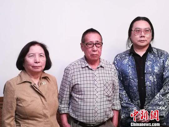 图为2016年12月20日,符兆祥夫妇及长子符立中在台北家中。 关向东 摄