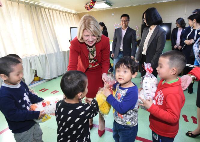 塞尔维亚总统夫人参观北京市残疾人康复服务指