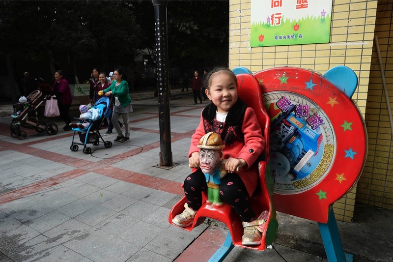 从幼儿园放学回家后,小静静最喜欢玩楼下的转转椅
