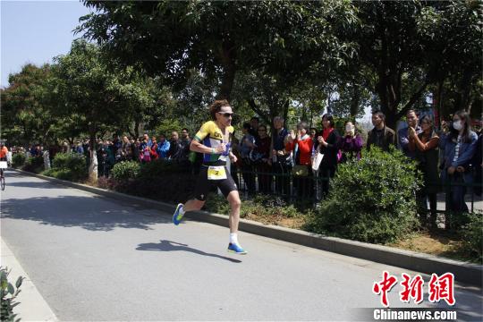 图为选手在进行跑步项目比赛。 林馨 摄