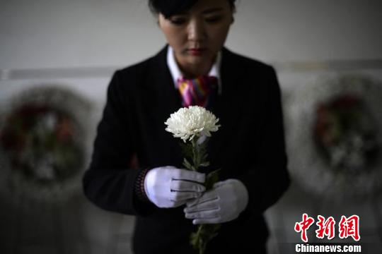 遺體儀式結束后,,堯雯雯深深三鞠躬,并親自獻上一束菊花,。她認為,,這是對逝者的尊重?!∥淇〗堋z