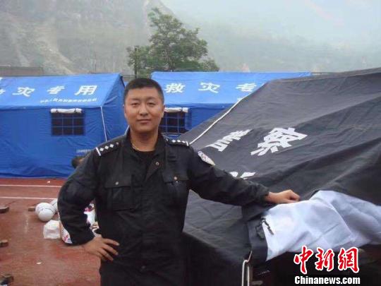 图为牺牲民警许峰生前照片。 警方供图 摄