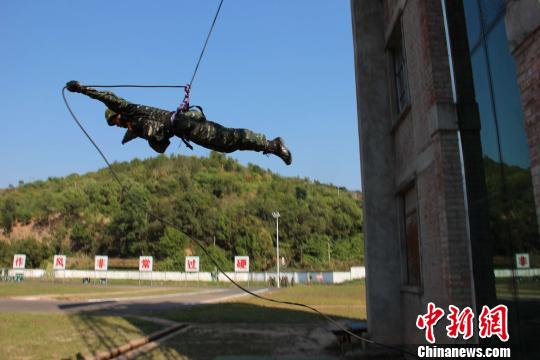 图为特战队员利用绳索进行快速下滑训练。 梁维 摄