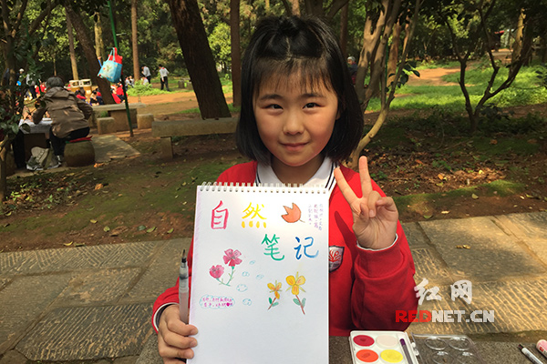 研学旅行从脚下开始 小学生公园写生手绘自然