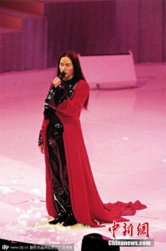 2000年8月14日，张国荣《热情》演唱会。张国荣多次在现场表演中打破性别限制，尝试各种时尚元素，称他为东方的David Bowie也毫不为过。 图片来源：CFP视觉中国