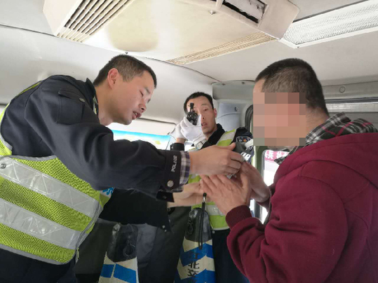 以为中午就不查酒驾 两男子感慨民警 太敬业 |民