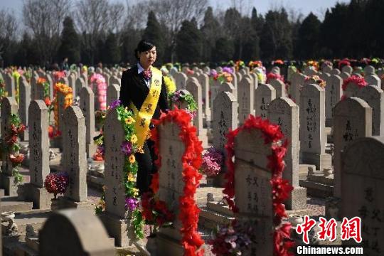 32歲的堯雯雯是山西太原永安殯儀館的一名殯葬禮儀師,,負責接待,、引導逝者家屬進行喪葬活動,也是喪事活動的禮儀師,。一抹淡妝,、一身黑西服、一副白手套,,堯雯雯的工作由此開始,。 武俊杰 攝