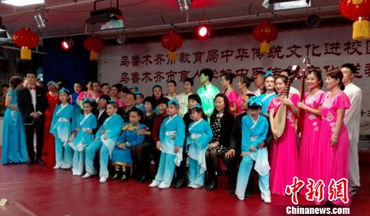 参与活动的师生合影。 张兴鼎 摄