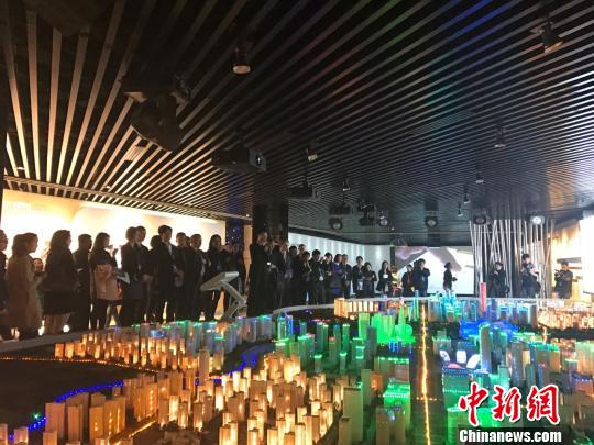 天府高新视窗全面展示了高新区二十年发展历程和成就。 刘婷 摄