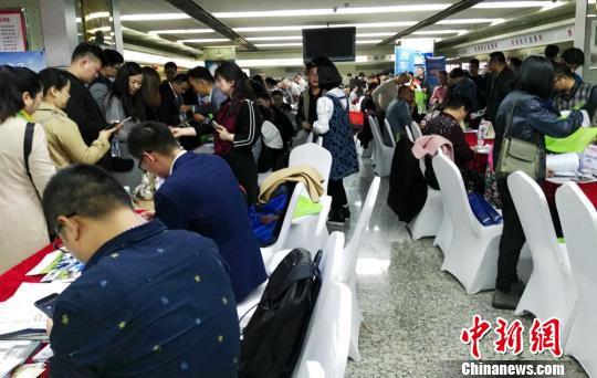 大会现场上,旅游合作和信息沟通成为行业间最关注的问题。 史玉江 摄