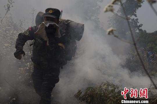 图为特战队员快速通过染毒地带。 梁维 摄