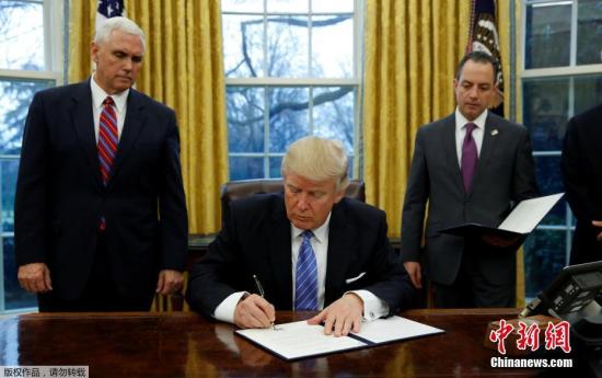 特朗普签署两项行政令 欲发力削减美国贸易逆