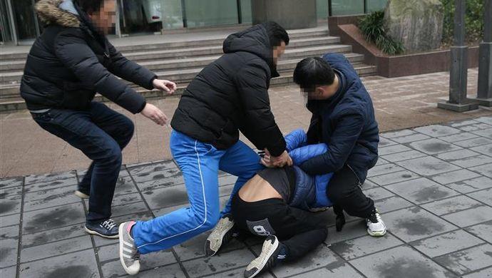 视频|下班刑警路遇扒窃嫌疑人:被害人还没发现被窃，蟊贼已被制服在地|围观|嫌疑人|制服_新浪新闻