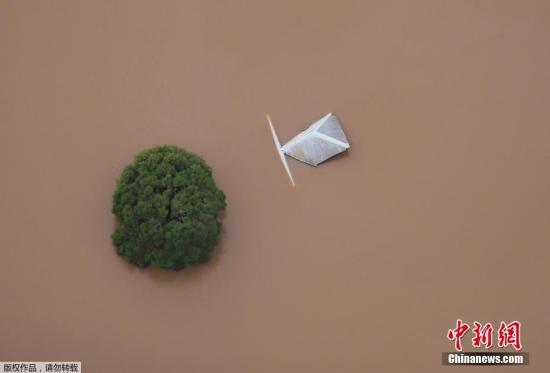 当地时间4月1日，热带气旋“黛比”持续袭击澳大利亚，在新南威尔士北部城市利斯莫尔，洪水淹没了建筑和街道。