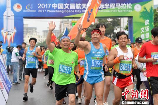 图为选手开跑。 洪坚鹏 摄
