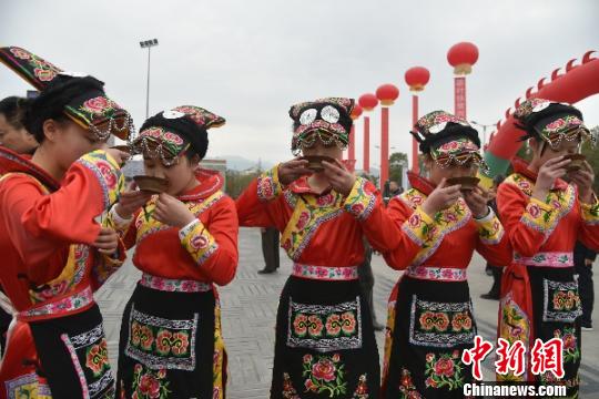 图为穿着羌族服装的姑娘正在品茶。 杨勇 摄