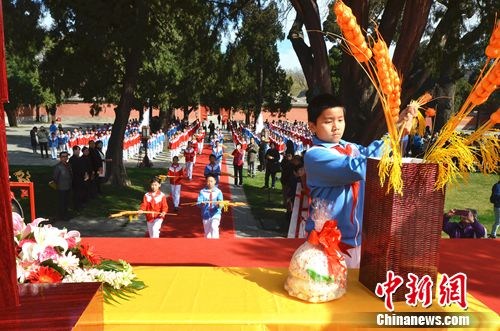 “祭先农,植五谷”活动中,学生们敬献麦穗等祭品。主办方供图