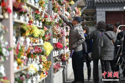 3月28日，清明节前最后一个周末，北京迎来今年首个祭扫高峰。 中新网记者 金硕 摄