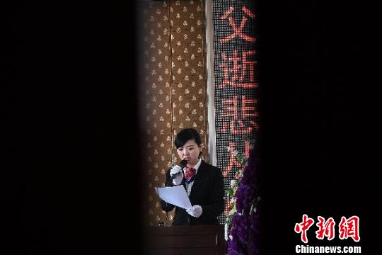 堯雯雯神情凝重,,聲音低沉,。在她的主持下,逝者家屬手捧菊花,,與遺體告別,,氣氛莊嚴肅穆?!∥淇〗?攝