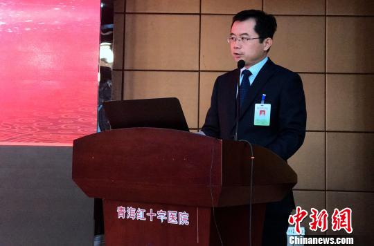 图为青海省红十字医院院长甘立军介绍治疗胸痛的策略。 孙睿 摄