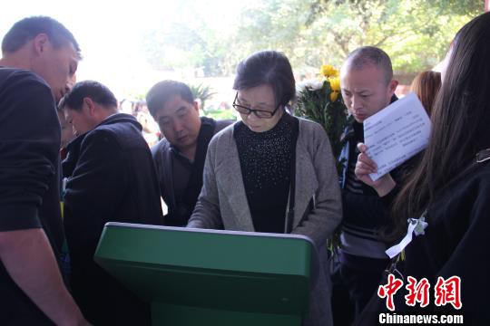 图为市民使用重庆市遗体器官捐献电子纪念园。 白洁 摄