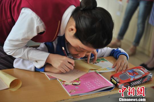 图为南航乘务员指导孩子练字。 楚洪雨 摄