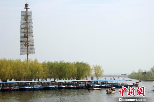 4月2日,白洋淀迎来2017年第一个旅游小高峰。图为白洋淀旅游码头航道内,游船穿梭往来运送游客。 于俊亮 摄