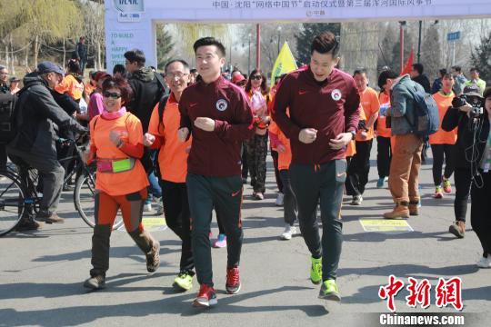 浑南北岸活动现场,辽足原旗帜人物、现辽宁宏运足球俱乐部副总经理肇俊哲(左男)领跑全民健身之旅。 沈殿成 摄