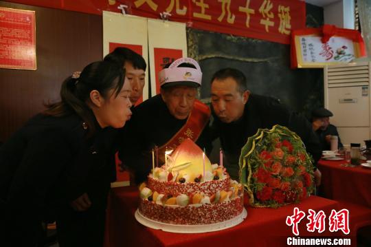 学生们与张学文老人一起许愿吹蜡烛 万戈 摄