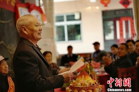 学生现场为老师献诗 万戈 摄