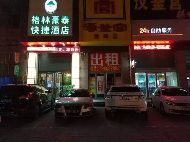  ▲酒店门口停放着多辆豪车（每经记者现场拍摄）