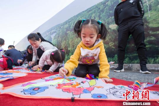 山西太原,一名儿童亲手制作彩绘风筝。 张云 摄