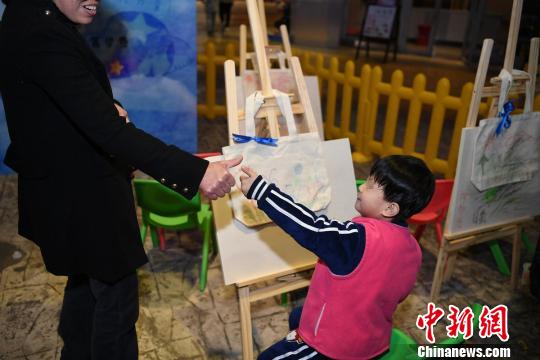 一位家长向自闭症孩子竖起了大拇指。 杨华峰 摄