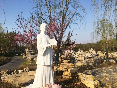 扬州墓园芸娘雕像昨揭幕 外地游客探古寻幽有