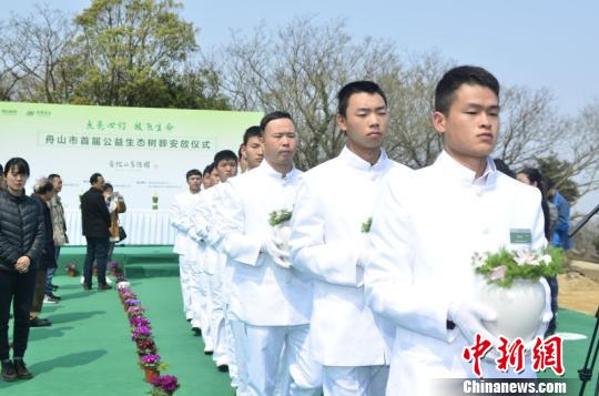 图为公益生态树葬安放仪式现场。 佚名 摄