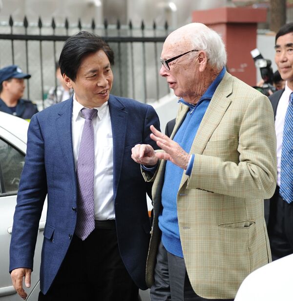 DNA之父詹姆斯沃森对话川大学子 受聘为川