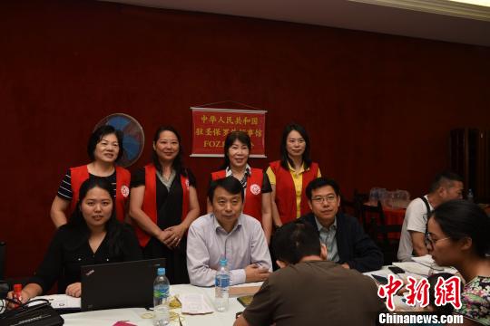 图为总领馆办证现场。 莫成雄 摄