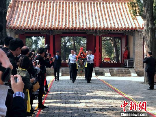 4月2日,丁酉年春季祭孔大典在孔子出生地山东曲阜尼山举行。孔子第七十九代嫡长孙孔垂长、中国国民党副主席陈镇湘参加祭礼。 李欣 摄