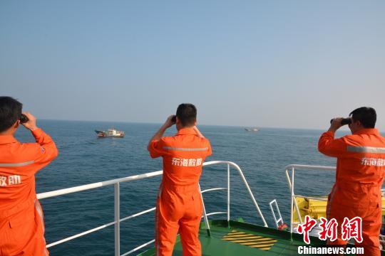 图为搜救人员寻找失踪船员。 李鑫 摄