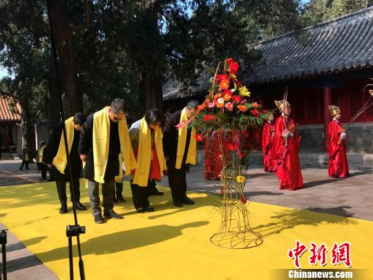 4月2日,丁酉年春季祭孔大典在孔子出生地山东曲阜尼山举行。图为,来自海峡两岸的社会各界人士依次向至圣先师孔子像敬献花篮,并行三鞠躬礼。 李欣 摄