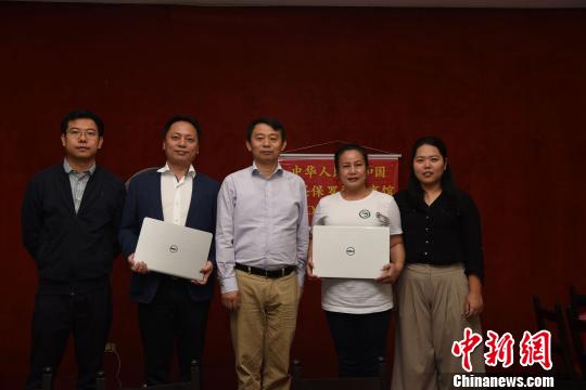 图为中国驻圣保罗副总领事傅长华(中)、领侨室主任孙鹏远(左一)和副领事陆隽(右一)为当地侨社赠送办公电脑及复印机。 莫成雄 摄