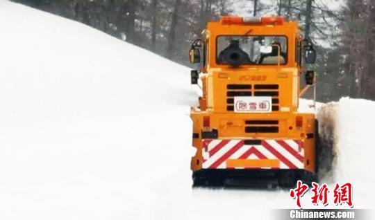喀纳斯景区环境卫生大队自3月24日起组织人员车辆,对喀纳斯至那仁进行推路工作,目前此项工作仍在紧张有序进行中。 潘兴强 摄